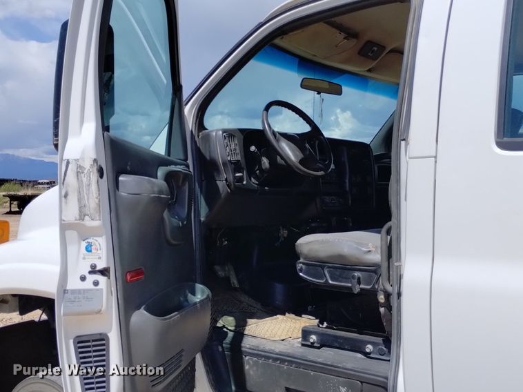 image for item DP3273 2009 GMC C5500  Crew Cab flatbed truck