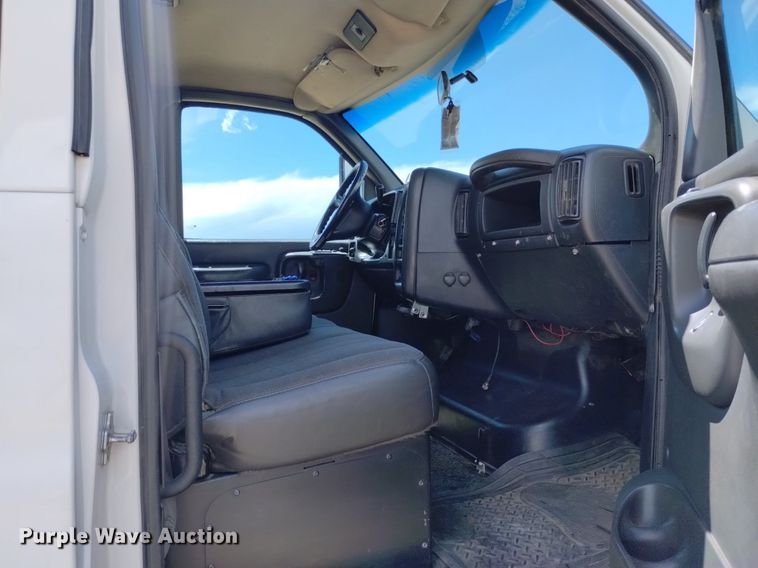 image for item DP3273 2009 GMC C5500  Crew Cab flatbed truck