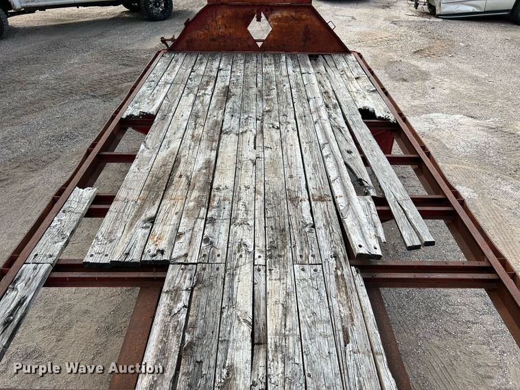 image for item DQ2122 1997 Diamond C Fleetneck  equipment trailer