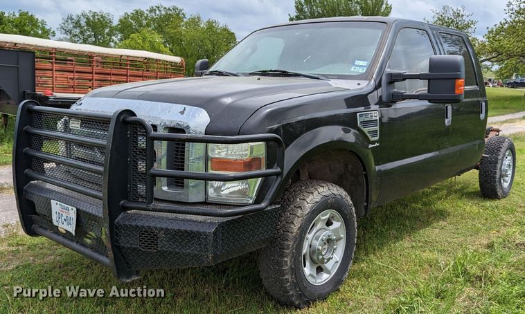 image for item DR6961 2010 Ford F250 Super Duty  Crew Cab pickup truck cab and chassis