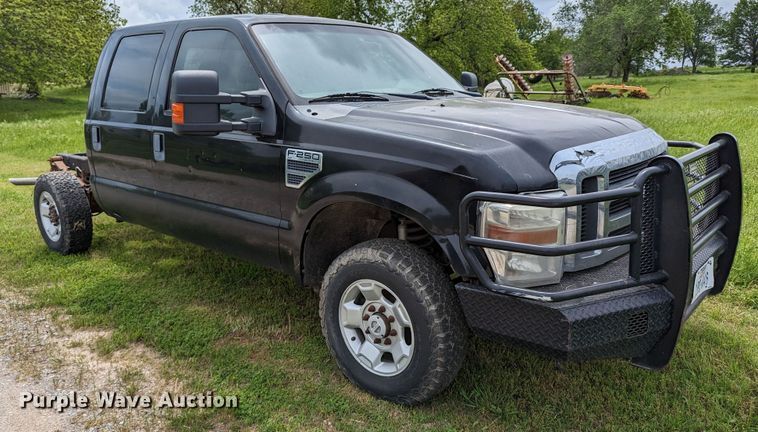 image for item DR6961 2010 Ford F250 Super Duty  Crew Cab pickup truck cab and chassis