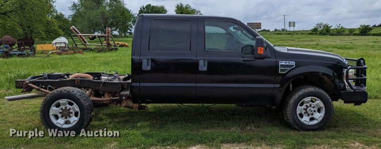 image for item DR6961 2010 Ford F250 Super Duty  Crew Cab pickup truck cab and chassis