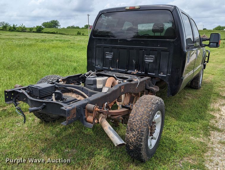image for item DR6961 2010 Ford F250 Super Duty  Crew Cab pickup truck cab and chassis