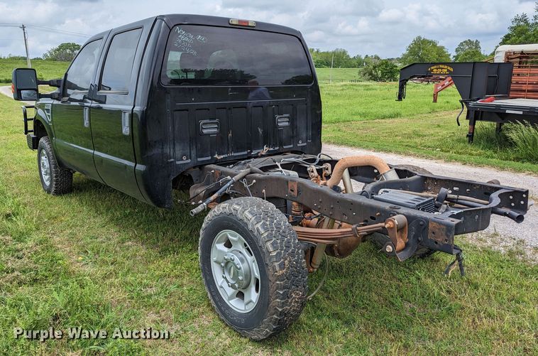 image for item DR6961 2010 Ford F250 Super Duty  Crew Cab pickup truck cab and chassis