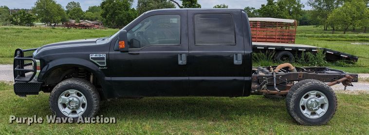 image for item DR6961 2010 Ford F250 Super Duty  Crew Cab pickup truck cab and chassis