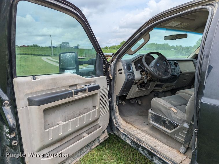 image for item DR6961 2010 Ford F250 Super Duty  Crew Cab pickup truck cab and chassis