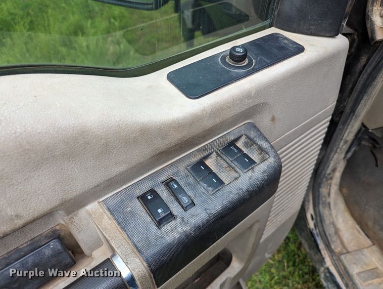 image for item DR6961 2010 Ford F250 Super Duty  Crew Cab pickup truck cab and chassis