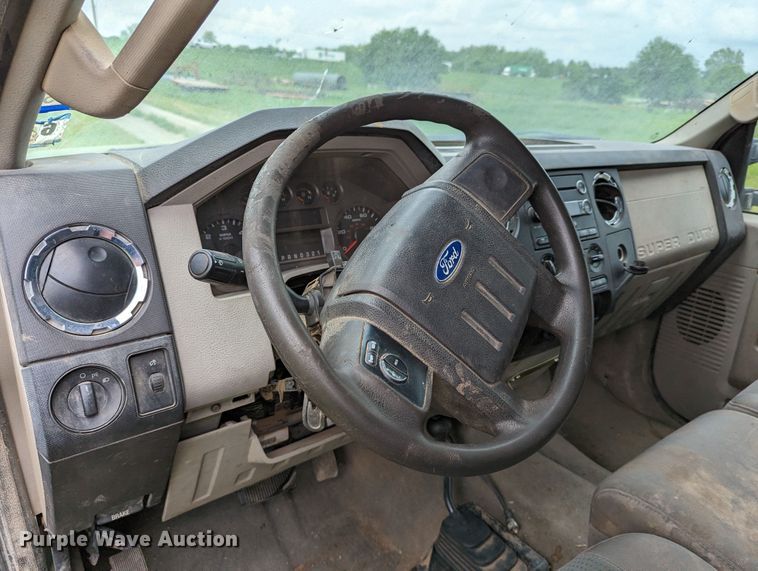 image for item DR6961 2010 Ford F250 Super Duty  Crew Cab pickup truck cab and chassis