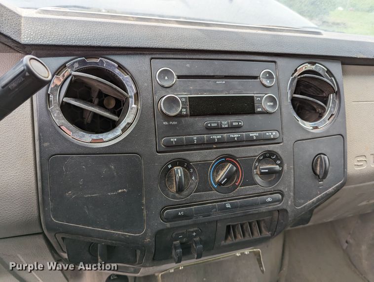 image for item DR6961 2010 Ford F250 Super Duty  Crew Cab pickup truck cab and chassis