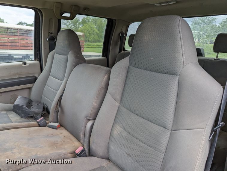 image for item DR6961 2010 Ford F250 Super Duty  Crew Cab pickup truck cab and chassis