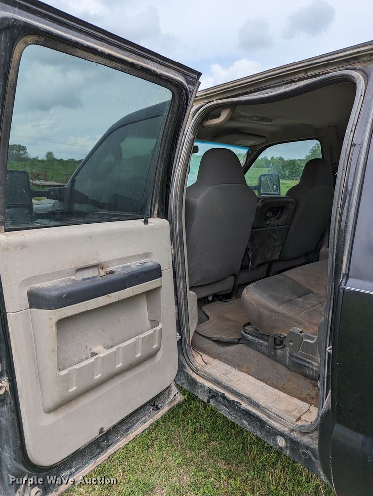 image for item DR6961 2010 Ford F250 Super Duty  Crew Cab pickup truck cab and chassis