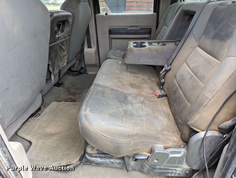 image for item DR6961 2010 Ford F250 Super Duty  Crew Cab pickup truck cab and chassis