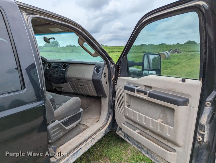 image for item DR6961 2010 Ford F250 Super Duty  Crew Cab pickup truck cab and chassis