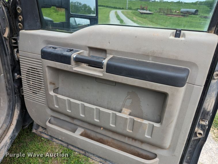 image for item DR6961 2010 Ford F250 Super Duty  Crew Cab pickup truck cab and chassis