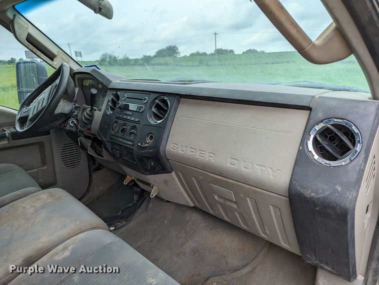 image for item DR6961 2010 Ford F250 Super Duty  Crew Cab pickup truck cab and chassis