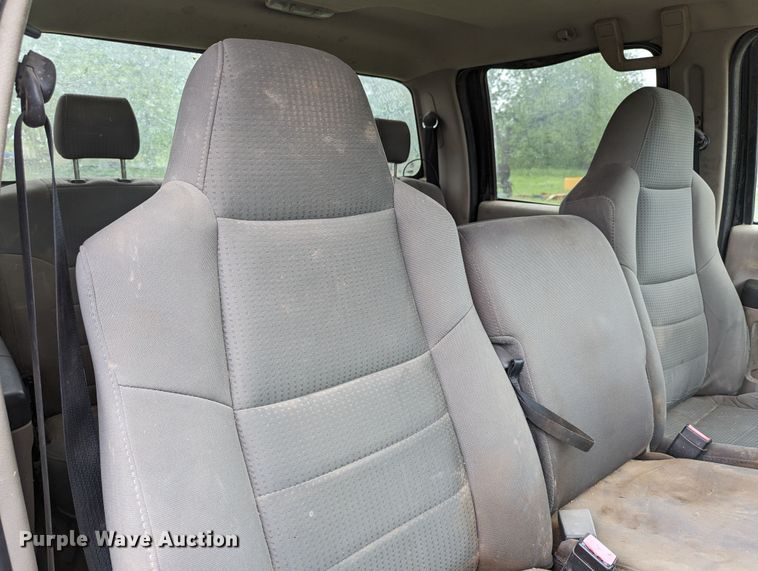 image for item DR6961 2010 Ford F250 Super Duty  Crew Cab pickup truck cab and chassis