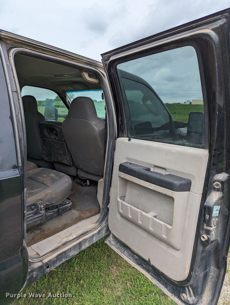 image for item DR6961 2010 Ford F250 Super Duty  Crew Cab pickup truck cab and chassis