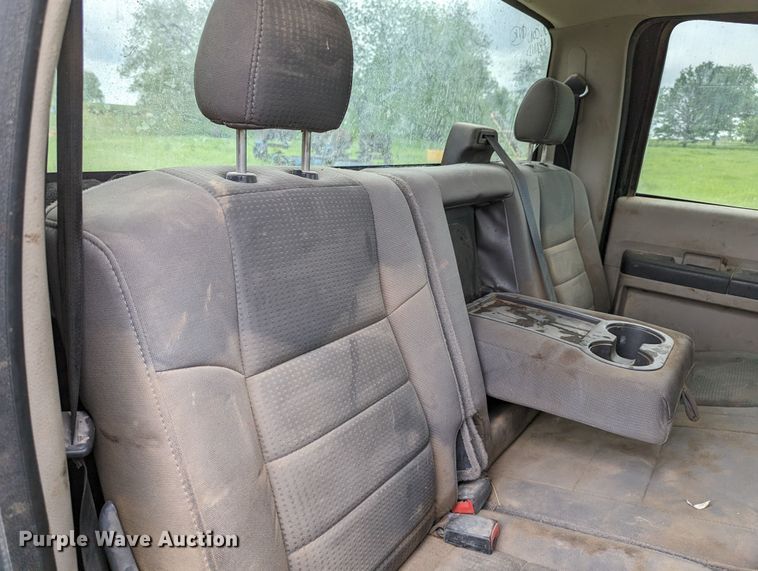 image for item DR6961 2010 Ford F250 Super Duty  Crew Cab pickup truck cab and chassis