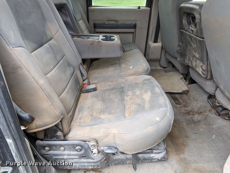 image for item DR6961 2010 Ford F250 Super Duty  Crew Cab pickup truck cab and chassis