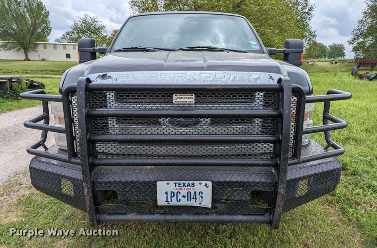 image for item DR6961 2010 Ford F250 Super Duty  Crew Cab pickup truck cab and chassis