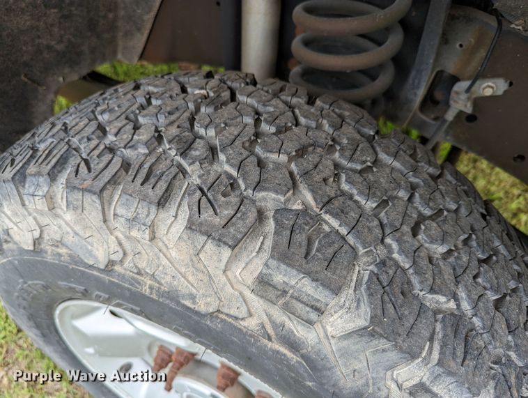 image for item DR6961 2010 Ford F250 Super Duty  Crew Cab pickup truck cab and chassis