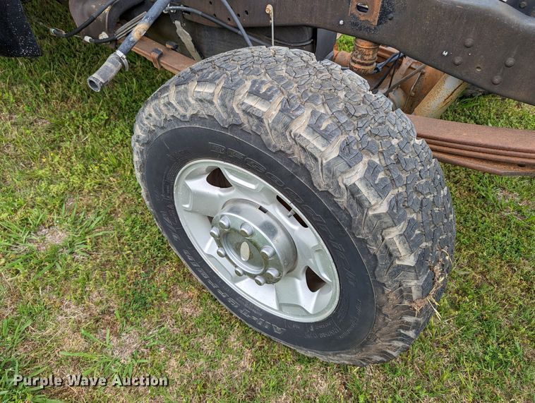 image for item DR6961 2010 Ford F250 Super Duty  Crew Cab pickup truck cab and chassis