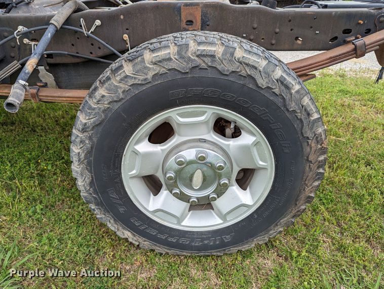 image for item DR6961 2010 Ford F250 Super Duty  Crew Cab pickup truck cab and chassis