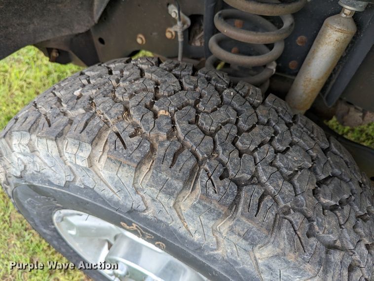 image for item DR6961 2010 Ford F250 Super Duty  Crew Cab pickup truck cab and chassis