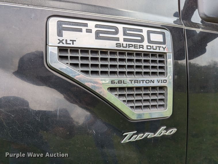 image for item DR6961 2010 Ford F250 Super Duty  Crew Cab pickup truck cab and chassis