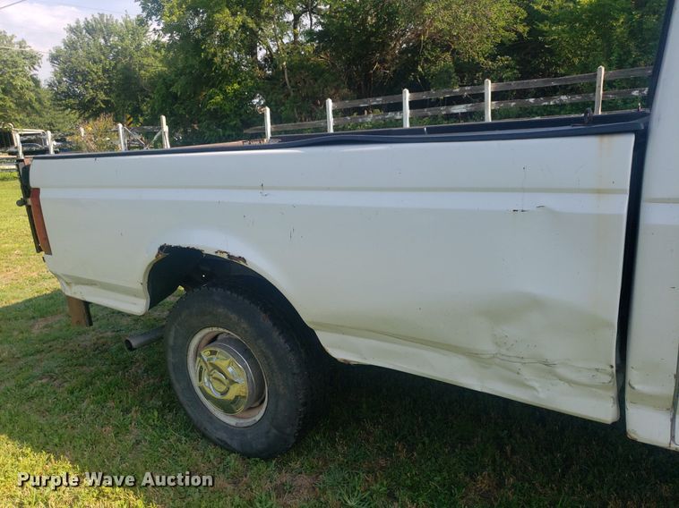 image for item IP9326 1995 Ford F350 XL  Crew Cab pickup truck