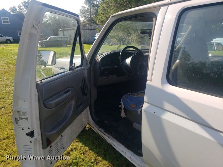 image for item IP9326 1995 Ford F350 XL  Crew Cab pickup truck