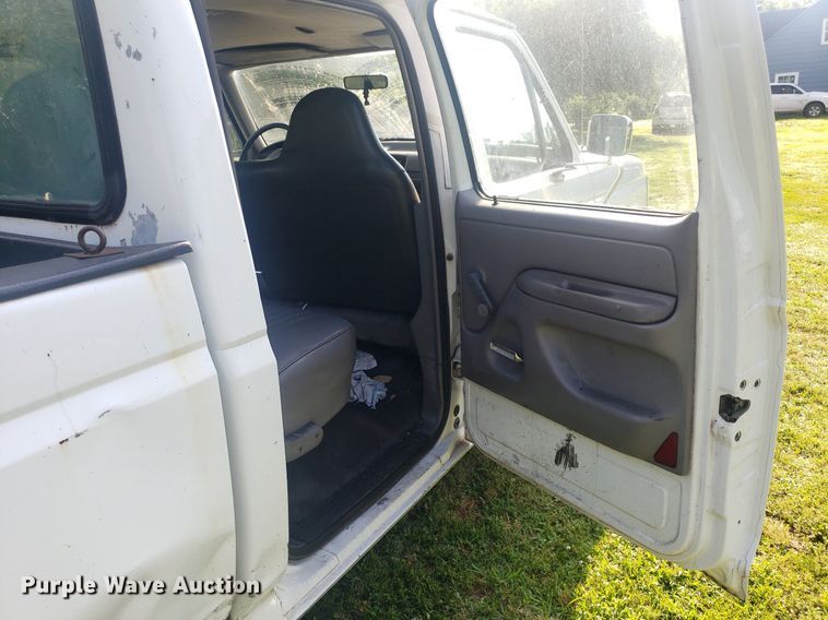 image for item IP9326 1995 Ford F350 XL  Crew Cab pickup truck