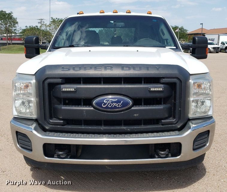 image for item IP9378 2016 Ford F350 Super Duty  Crew Cab flatbed pickup truck