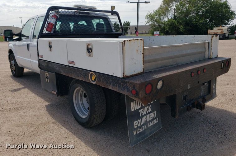 image for item IP9378 2016 Ford F350 Super Duty  Crew Cab flatbed pickup truck