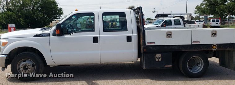 image for item IP9378 2016 Ford F350 Super Duty  Crew Cab flatbed pickup truck