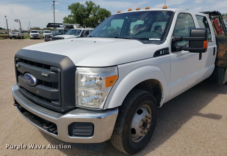 image for item IP9378 2016 Ford F350 Super Duty  Crew Cab flatbed pickup truck