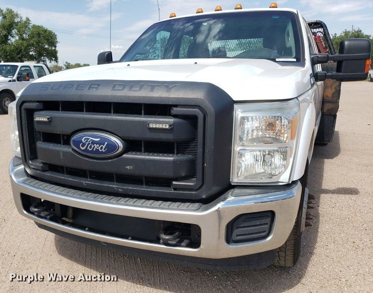 image for item IP9378 2016 Ford F350 Super Duty  Crew Cab flatbed pickup truck