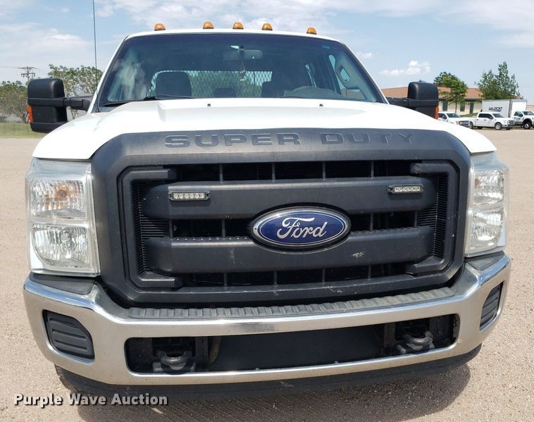 image for item IP9378 2016 Ford F350 Super Duty  Crew Cab flatbed pickup truck