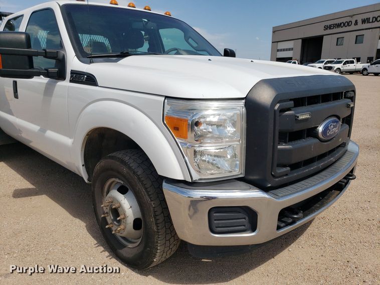 image for item IP9378 2016 Ford F350 Super Duty  Crew Cab flatbed pickup truck