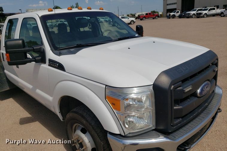 image for item IP9378 2016 Ford F350 Super Duty  Crew Cab flatbed pickup truck