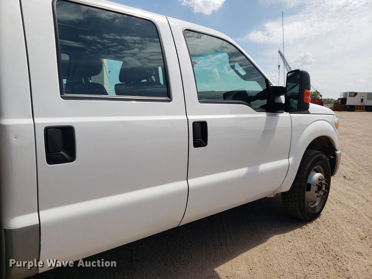 image for item IP9378 2016 Ford F350 Super Duty  Crew Cab flatbed pickup truck