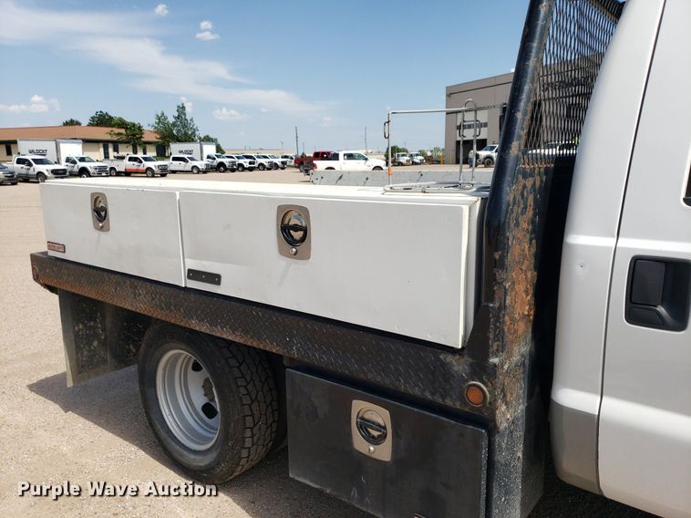 image for item IP9378 2016 Ford F350 Super Duty  Crew Cab flatbed pickup truck