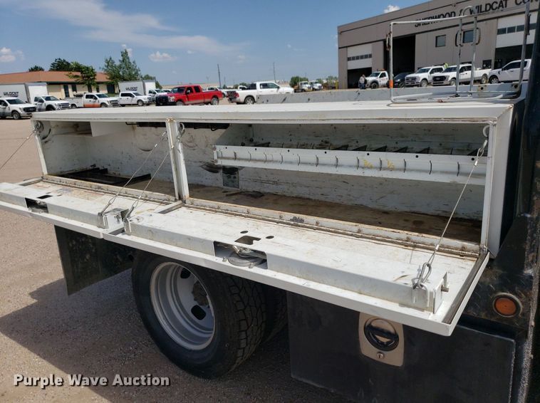 image for item IP9378 2016 Ford F350 Super Duty  Crew Cab flatbed pickup truck