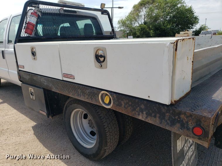 image for item IP9378 2016 Ford F350 Super Duty  Crew Cab flatbed pickup truck