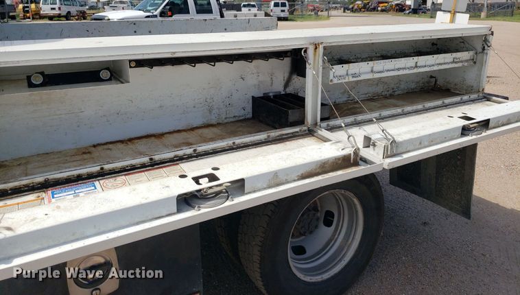 image for item IP9378 2016 Ford F350 Super Duty  Crew Cab flatbed pickup truck