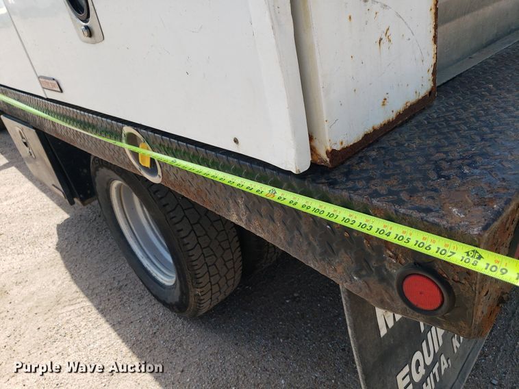 image for item IP9378 2016 Ford F350 Super Duty  Crew Cab flatbed pickup truck