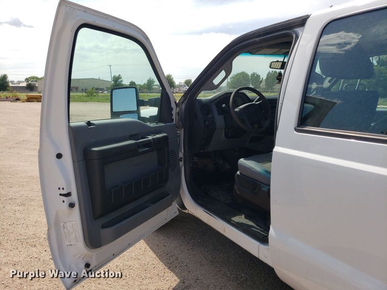 image for item IP9378 2016 Ford F350 Super Duty  Crew Cab flatbed pickup truck