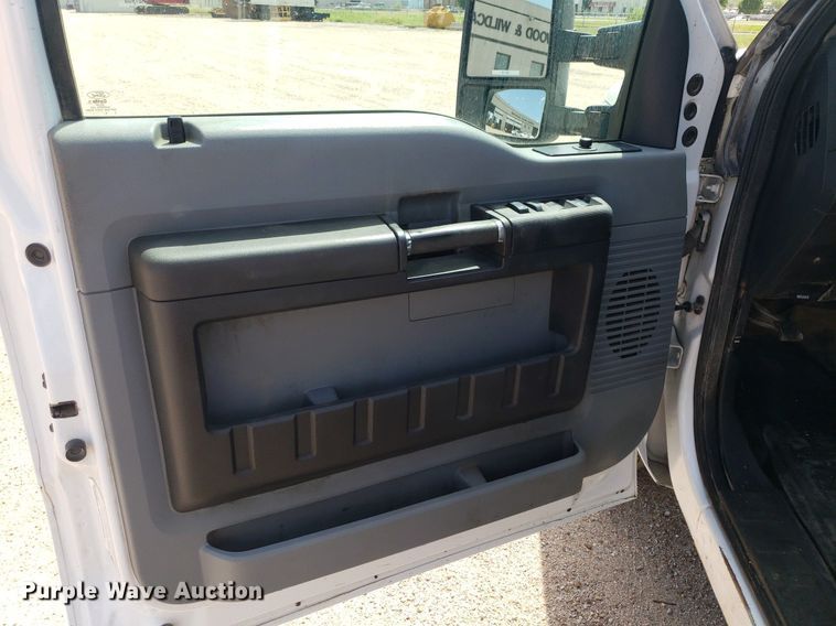 image for item IP9378 2016 Ford F350 Super Duty  Crew Cab flatbed pickup truck