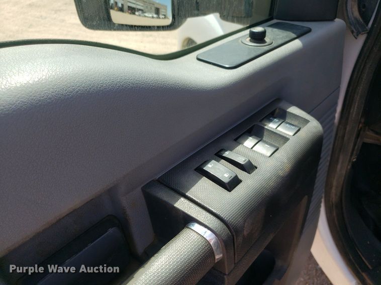 image for item IP9378 2016 Ford F350 Super Duty  Crew Cab flatbed pickup truck