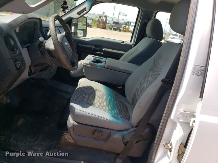 image for item IP9378 2016 Ford F350 Super Duty  Crew Cab flatbed pickup truck